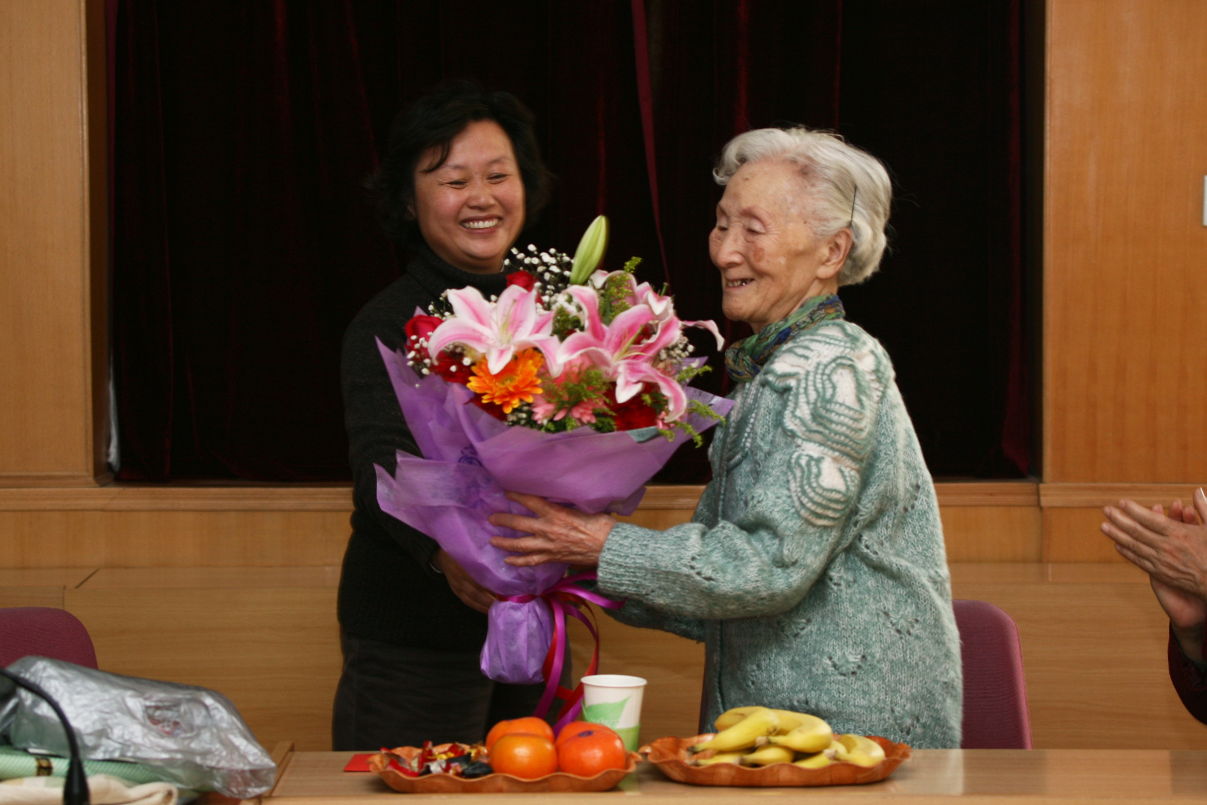 2006年12月20日中国科学院研究生院外语系主任彭工向外语系创始人李佩先生献花